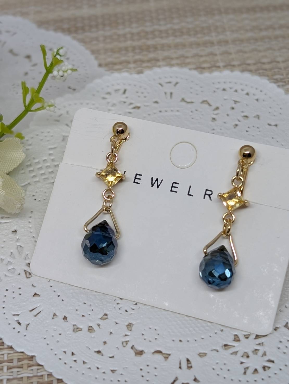 ガラスビーズ　しずくカットイヤリング（ブルー色）