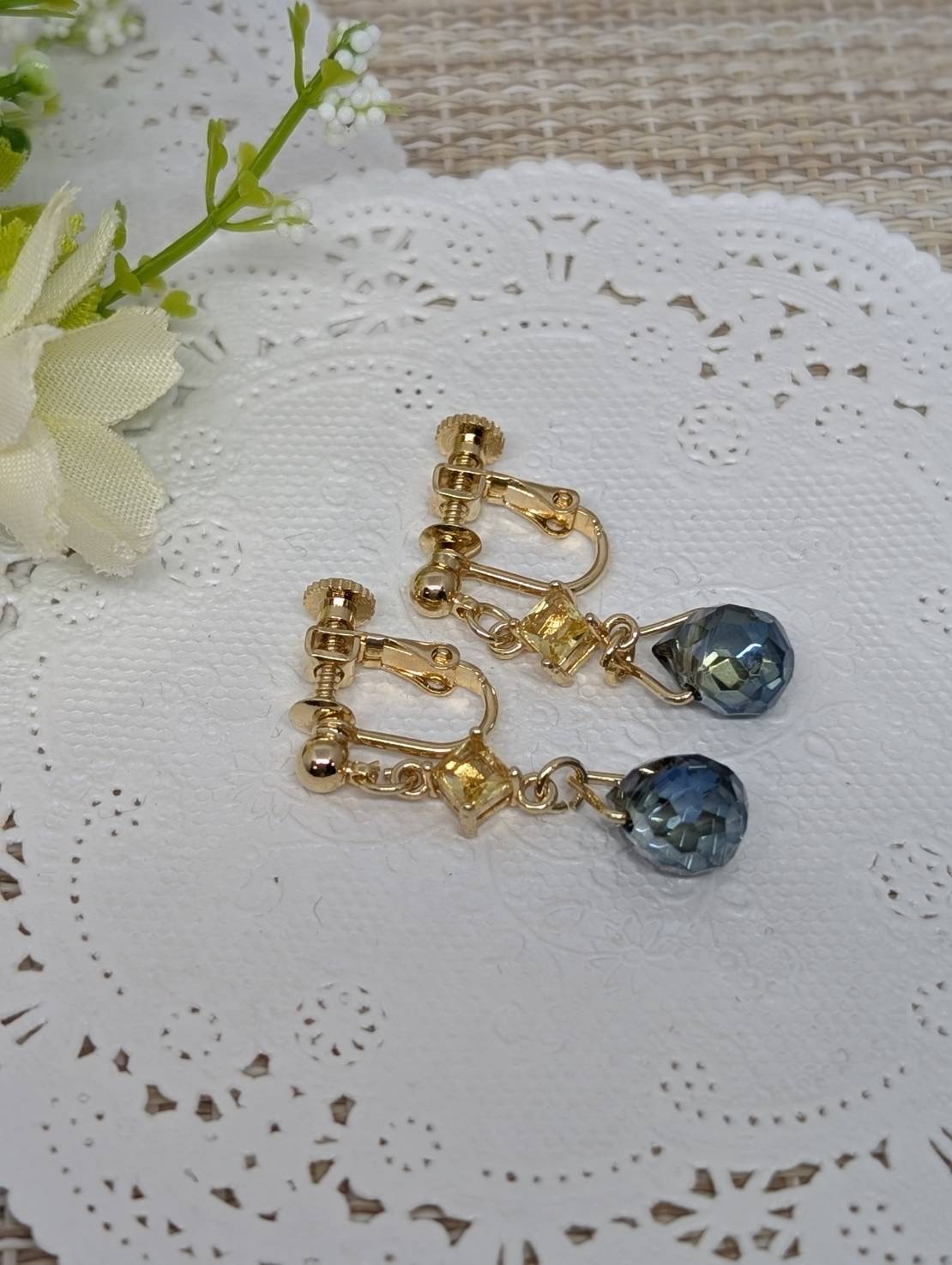 ガラスビーズ　しずくカットイヤリング（ブルー色）