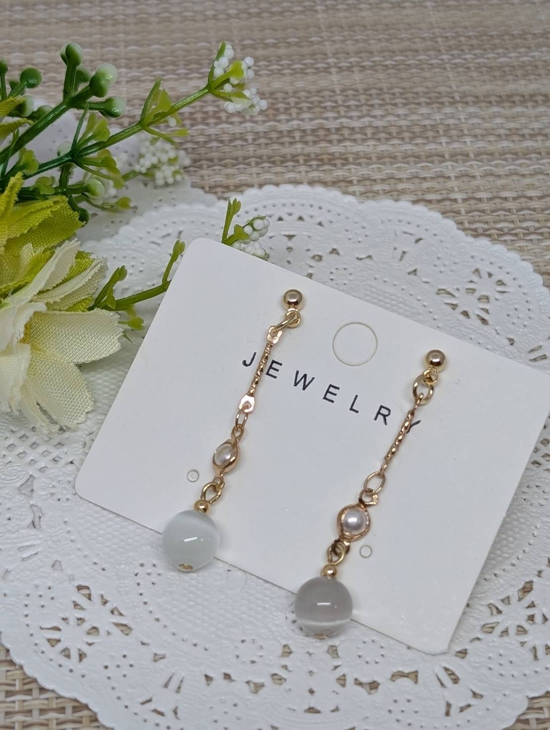 キャッツアイストーン風ガラスビーズピアス（ホワイト色）