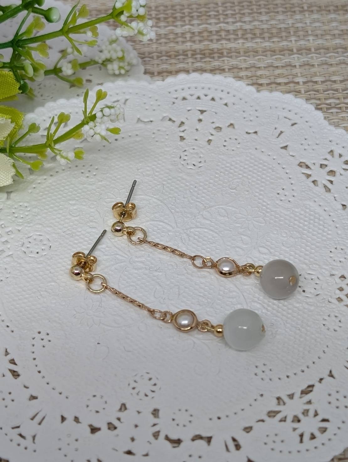 キャッツアイストーン風ガラスビーズピアス（ホワイト色）