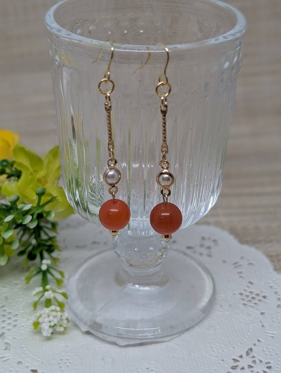 キャッツアイストーン風ガラスビーズピアス（レッド色）