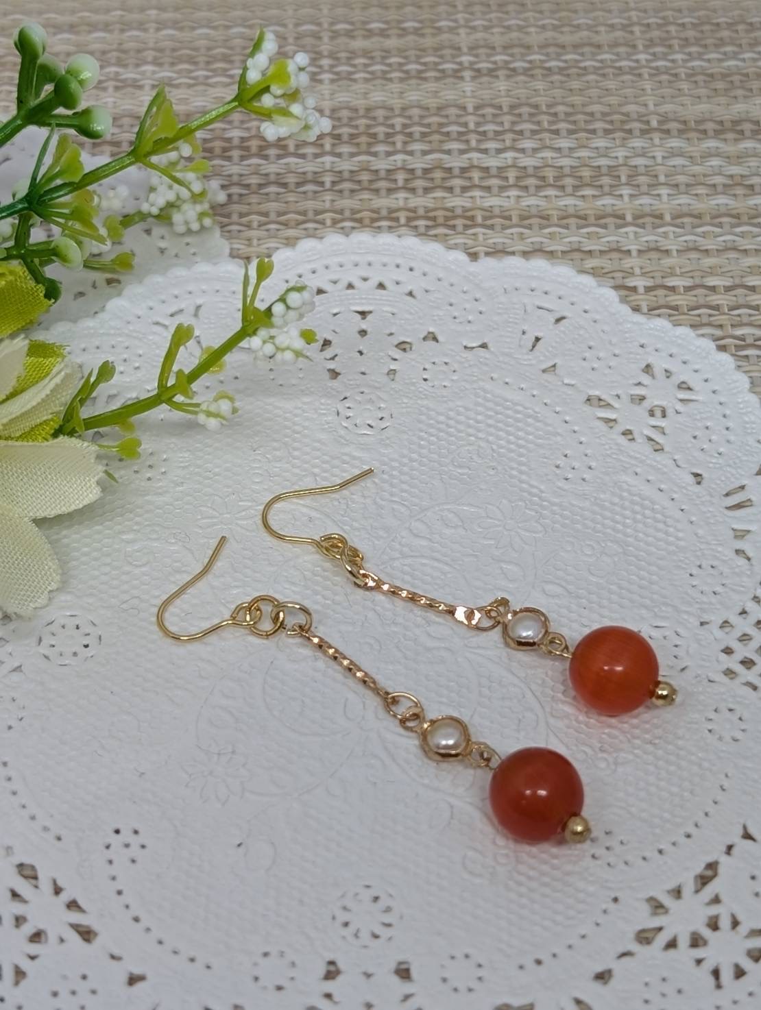 キャッツアイストーン風ガラスビーズピアス（レッド色）