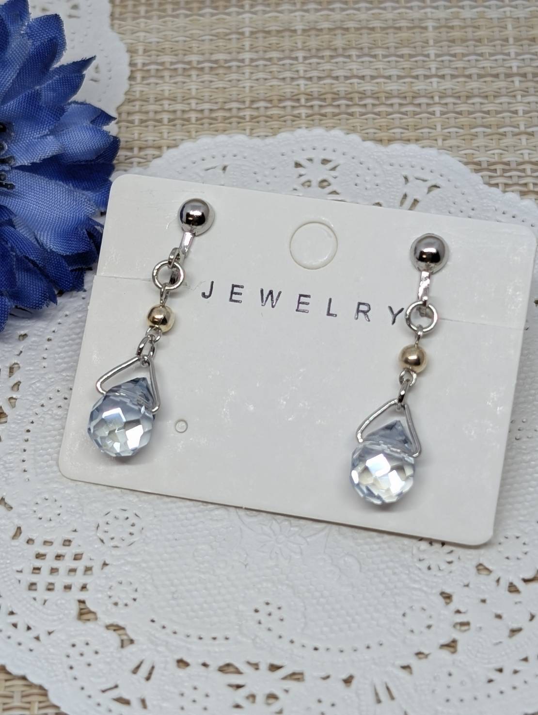 ガラスビーズ　しずくカットイヤリング